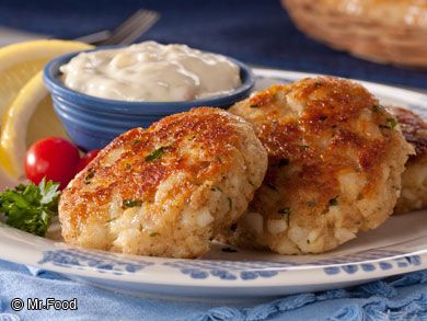 All-American Fish Cakes - Serve 'em up for an appetizer, lunch, or dinner. These homemade fish cakes are fried favorites! Catfish Cakes Recipe, Catfish Cakes, Maryland Style Crab Cakes, Crab Cakes Easy, Fish Patties, Crab Cake Recipes, Cakes Easy, Maryland Crab Cakes, Catfish Recipes