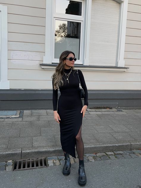 Black Long Dress Winter Outfit, Black Hose Outfit Dresses, Autumn Midi Dress Outfit, Autumn Black Dress, Knit Long Dress Outfit, Black Turtleneck Dress Outfit Classy, Midi Black Dress Outfit Winter, Winter Outfits Long Dress, Long Black Turtleneck Dress Outfit