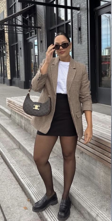 Blazer And Skirt Outfits, Blazer Skirt Outfit, Beige Blazer Outfit, Black Loafers Outfit, Sheer Black Tights, Short Skirts Outfits, Short Noir, Loafers Outfit, Beige Outfit