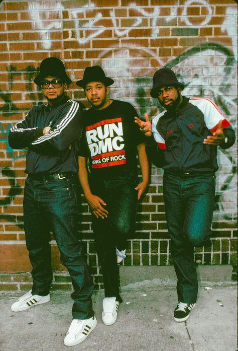 Run DMC photographed by Ebet Roberts during a portrait session in New York City, NY - 1986 Jam Master Jay, 1980’s Fashion, Hip Hop Classics, Real Hip Hop, Run Dmc, Hip Hop And R&b, Gangsta Rap, Hip Hop Art, Beastie Boys