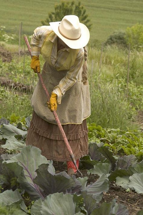 Farm Woman Style, People Gardening, Woman Gardening, Farm Woman, Farm Girl Style, Garden People, Moscow Idaho, Scarecrows For Garden, Country Woman