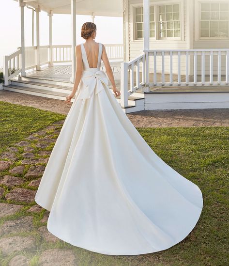 This minimalist Rosa Clara wedding dress features delicate lace trims along the neckline and back with statement big bow back! Rosa Clara Wedding Dresses, Bow Wedding Dress, Aline Wedding Dress, Minimalist Wedding Dresses, White Wedding Dress, Gown Photos, Wedding Dress Pictures, Wedding Dresses Photos, Classic Wedding Dress