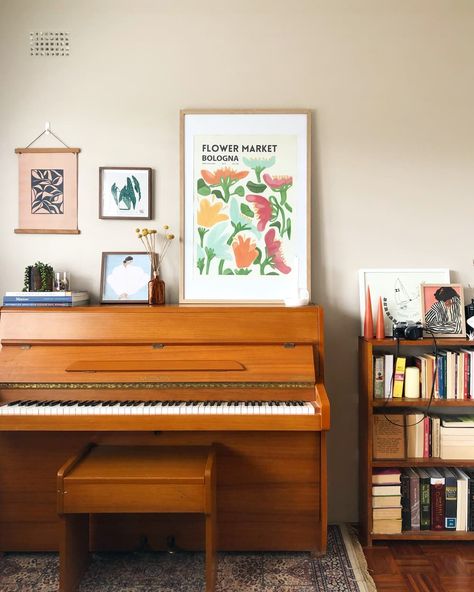 Eclectic Traditional Living Room, Upright Piano Decor, Piano Room Design, Family Music Room, Shelves With Books, Piano Room Decor, Piano Living Rooms, Sydney Apartment, Cozy Eclectic