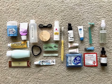 travel tips for toiletries Toiletries Checklist, Minimalist Toiletries, Checklist For Travel, Mini Toiletries, Travel Size Deodorant, Packing Toiletries, Poppins Bag, Best Hair Ties, Best Mouthwash