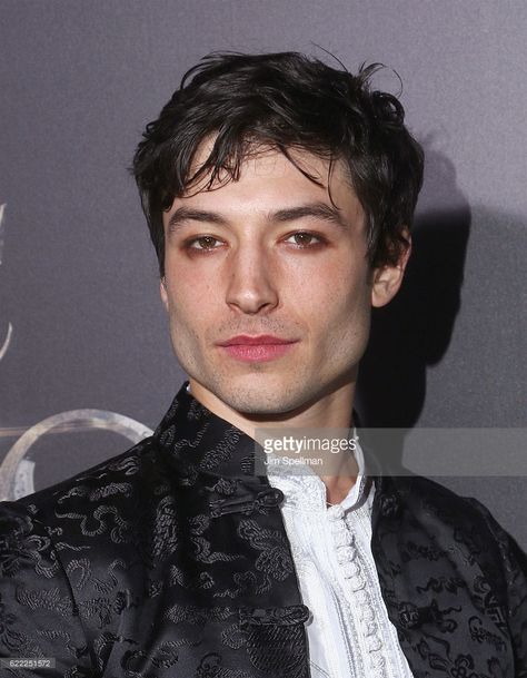 Actor Ezra Miller attends the 'Fantastic Beasts And Where To Find Them' world premiere Androgynous Makeup, Guy Liner, Pierrot Clown, Makeup Life Hacks, Punk Makeup, Ezra Miller, Men Hair Color, Male Makeup, Aesthetic People