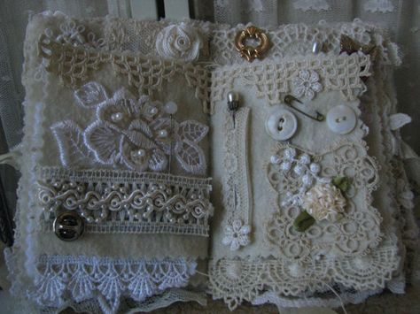 Beautiful vintage inspired needle book! Largesse Ideas, Diy Shabby Chic, Shabby Chic Cushions, Fabric Journal, Sewing Spaces, Fabric Books, Sewing Pins, Needle Books, Vintage Sewing Notions