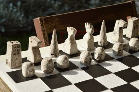 Clay Chess Set, Clay Chess, Diy Chess Set, Pottery Games, Modern Chess Set, Aesthetic Clay, Raku Ceramics, Chess Sets, Clay Crafts Air Dry