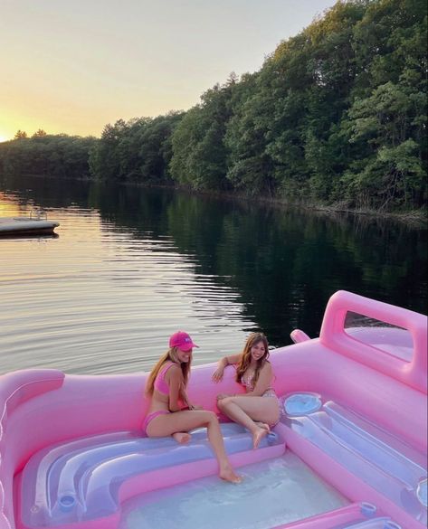 Floaties For The Pool, Pool Floats Aesthetic, Cute Pool Floats, Luxury Pool Floats, Cool Pool Floats, Pool Floaties, Summer Fun List, Malibu Barbie, Best Friend Photos