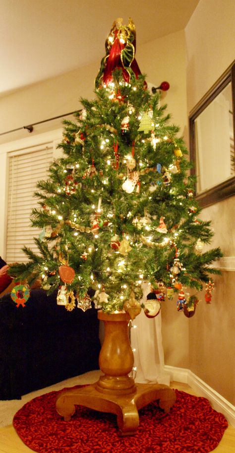 Christmas tree stand made out of the pedestal base of a dining table. English Cottage Christmas, Christmas Tree Stand Cover, Table Tree, Christmas Tree Base, Christmas Tree On Table, Tree Base, Cottage Christmas, Christmas Tree Stand, Halloween Trees