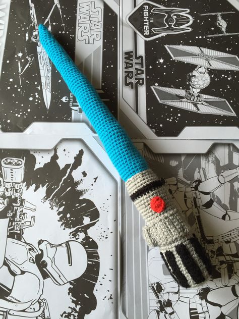 Since making my crochet R2-D2, I have been thinking about making some crochet lightsabers for a while now but I wasn’t too sure whether I would be able to make something that would look ok. A… Lightsaber Crochet, Crochet Lightsaber, Crochet Star Wars, Lightsaber Handle, Blue Lightsaber, Star Wars Lightsaber, Star Wars Crochet, Sabre Laser, Star Wars Light