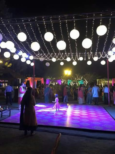 dance floor Dj Ideas For Wedding, Dj Night Decoration, Sangeet Dance Stage, Roka Decoration, Sangeet Theme Ideas, 25th Anniversary Decor, Wedding Dj Booth, Floral Backdrop Wedding, Shaadi Decor