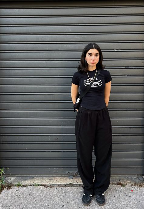 Black Tshirt Outfit, Fashion Outfits Aesthetic, Graphic Tshirt Outfit, Gender Fluid Fashion, Trendy Fashion Outfits, Future Fashion, Tomboy Fashion, Tshirt Outfits, Streetwear Outfits