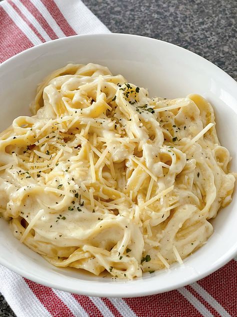 Make Olive Garden's Fettuccine Alfredo at home with this easy copycat recipe! With just a few simple ingredients, you can make a delicious creamy sauce in under 30 minutes. Customize it with your favorite seasonings and toppings for the perfect weeknight dinner. Chicken Fettucini Alfredo Recipe Olive Garden, Copycat Alfredo Sauce Olive Garden, Olive Garden Seafood Alfredo Recipe, Copycat Restaurant Recipes Olive Garden Chicken Alfredo Sauce, Olive Garden Fettuccine Alfredo Recipe, Copycat Fettuccine Alfredo Olive Garden, Olive Garden Alfredo Sauce Recipe, Olive Garden Pasta, Olive Garden Alfredo Sauce