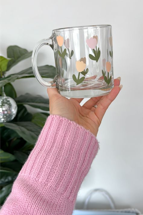 Minimal and beautiful tulip mug Cute Cup Designs Diy, Starbucks Cup Painting, Tulip Mug Pottery, Clear Mug Painting Ideas, Cricut Mugs Ideas, Glass Mug Painting Ideas, Mug Painting Ideas Diy, Mug Designs Painted, Glass Cup Painting