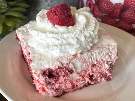 Raspberry Angel Food Cake Dessert, Raspberry Angel Food Cake, Layered Raspberry Jello Dessert, Strawberry Desserts With Angel Food Cake And Jello, Angel Food Cake With Raspberries, Rasberry Deserts Jello, Layered Angel Food Cake With Berries, Raspberry Whipped Cream, Peach Jello