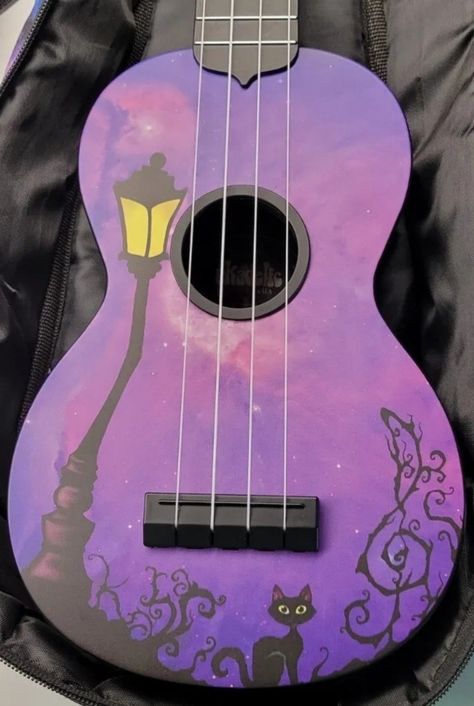 Painted Guitar Ideas, Painted Ukulele, Purple Guitar, Guitar Artwork, Ukulele Design, Ukulele Art, Ukulele Tutorial, Guitar Painting, Purple Paint