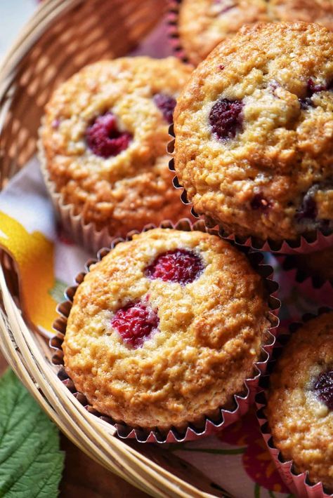 Muffins Raspberry, Raspberry Images, Raspberry Muffin Recipes, Ginger Muffins, Fruit Muffins, Raspberry Muffins, Oat Muffins, Raspberry Recipes, Filled Muffins