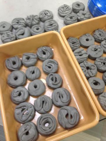 4th Grade Finishes Thiebaud-Inspired Ceramic Donuts (Part 2 of 2 Bisque) – Art Class With LMJ Clay Projects For Elementary Students, Elementary Clay, Elementary Projects, Ceramic Stamps, Clay Projects For Kids, Perfect Classroom, Art Docent, Classe D'art, Clay Lesson