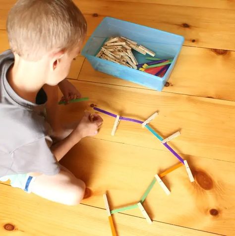 Invitation to build with popsicle sticks and clothespins - How Wee Learn Quiet Boxes, Time Activity, Quiet Time Activities, Preschool Fine Motor, Quiet Activities, Time Activities, Toddler Play, Kids Learning Activities, Creative Learning