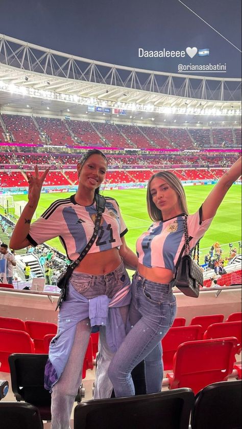 Wags Soccer, Soccer Game Outfits, Soccer Wife, Wag Aesthetic, Players Wives, Football Wife, Footballers Wives, Football Girlfriend, Football Jersey Outfit