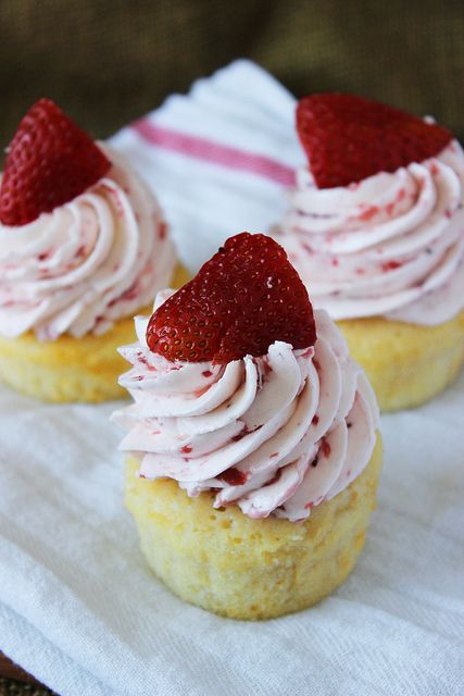 Strawberry Pound Cake Cupcakes with Strawberry Swiss Meringue Buttercream Basic Pound Cake Recipe, Perfect Pound Cake Recipe, Pound Cake Cupcakes, Beyond Frosting, Recipes Strawberry, Strawberry Pound Cake, Recipe Strawberry, Pound Cake With Strawberries, Cupcakes Recipe