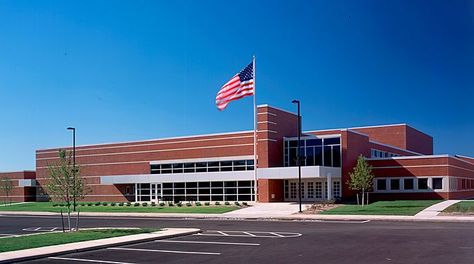 Small High School Exterior, American High School Exterior, Usa High School Aesthetic, High School Exterior, Beautiful Spectacles, High School Architecture, Usa High School, Bloxburg School, School Exterior