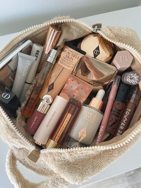 Makeup Bag Essentials, Smink Inspiration, Fancy Makeup, Makeup Obsession, Makeup Items, Essential Bag, Makati, Makeup Essentials, Pretty Makeup