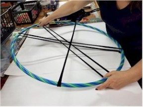 Hula Hoop Rug Diy, Hula Hoop Weaving Tutorials, Diy With Hula Hoop, How To Make A Hula Hoop, Hula Hoop Weaving, Hula Hoop Mandala Crochet Pattern, Hula Hoop Rug, Hula Hoop Workout, Braided Rug Diy