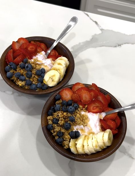 Greek yogurt, strawberries, bananas, blueberries, granola, raw honey Blueberries And Strawberries, Yogurt And Granola, Yogurt Bowl, Raw Honey, Blueberries, Greek Yogurt, Bananas, Granola, Strawberries