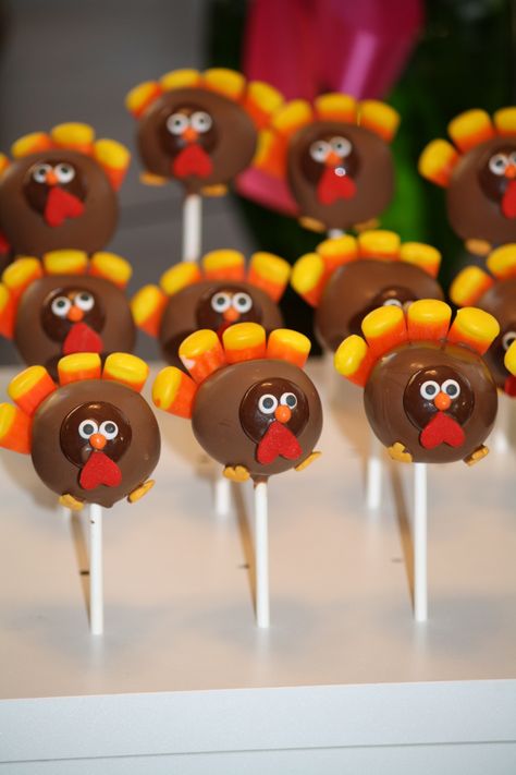 Turkey Cake Pops, Thanksgiving Cake Pops, Fall Cake Pops, Thanksgiving Sweets, Turkey Cake, Thanksgiving Cake, Fall Cake, Cake Pop Decorating, Thanksgiving Cakes