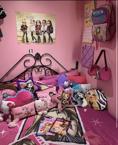 Bratz Room Decor, Bratz Bedroom, 2000s Childhood Aesthetic, Early 2000s Bedroom, Emo Rooms, Early 2000s Room, 2000s Room Decor, Bratz Room, 2000s Room