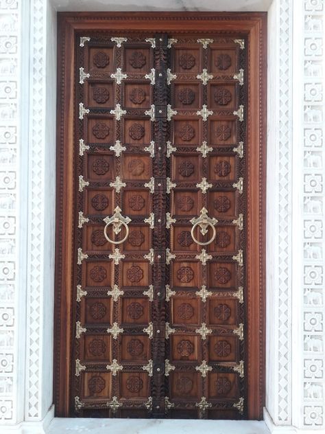 Desi rajasthani door Rajasthani Door Design, Rajasthan Doors, Indo Islamic Architecture, Entry Door Designs, Bungalow Style House Plans, Bungalow Style House, Antique Wall Decor, Arch Ideas, Entrance Door Design