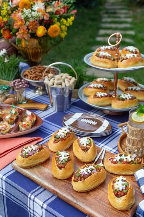 Football Treats For Party, Auburn Tailgate Food, Game Day Tailgate, Football Tailgate Tablescape, Tailgate Fruit Ideas, Lunch Tailgate Food, Tailgate Christmas Party, Southern Tailgate Food, Healthy Tailgating Food