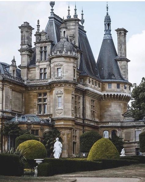 House In England, Waddesdon Manor, Castle Aesthetic, Day Trips From London, England National, Paris Jackson, Chateau France, Beautiful Castles, Old Building