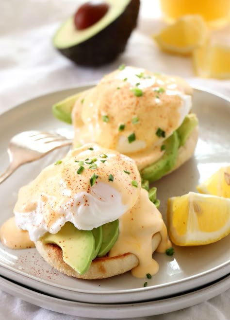 Avocado Eggs Benedict Avocado Eggs Benedict, Cut Avocado, Avocado Eggs, Menu Sarapan Sehat, Egg Benedict, Poached Egg, English Muffins, Doodle Ideas, Gordon Ramsay