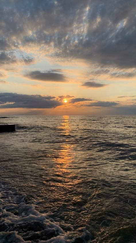 Lake Erie Sunset, Lake Erie Aesthetic, Homescreen Wallpaper Summer, Summer Homescreen Wallpaper, Sunset Homescreen, Aesthetic Lake Pictures, Minimalist Backgrounds, Lake Sunsets, Summer Sunset Aesthetic