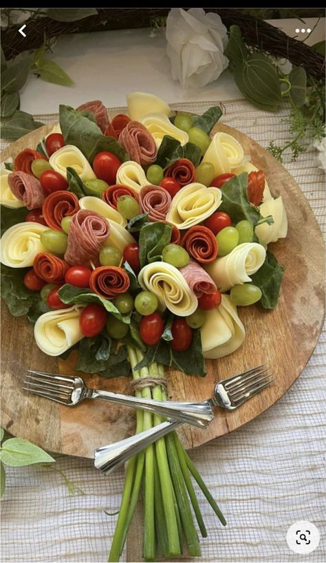 Charcuterie Bouquet, Charcuterie Board Meats, Charcuterie Appetizers, Amazing Food Platters, Exterior Kitchen, Decorações Com Comidas, Amazing Food Decoration, Party Food Buffet, Catering Ideas Food