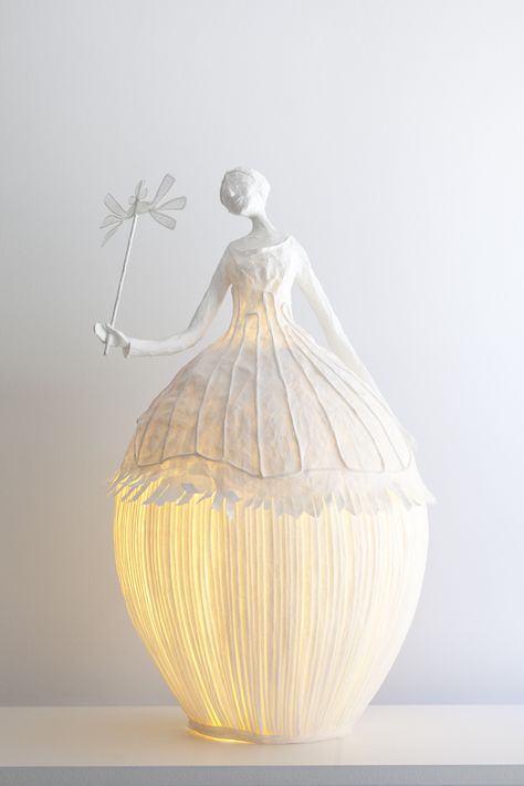 For nearly 10 years, Sophie Mouton-Perrat and Frédéric Guibrunet have combined soft lighting with delicate paper craft to create ethereal sculptures. Worki Drátěná Socha, Paper Mache Projects, Paper Lampshade, Paper Mache Art, Papel Mache, Paper Clay, Paper Sculpture, Paper Mache, Lampshades