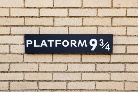 DIY Platform 9 ¾ Sign from King's Cross - Parts Not Included Platform 9 3/4, Platform 9 3/4 Sign, Harry Potter Font, Harry Potter Platform, Party Harry Potter, Kings Cross Station, Harry Potter Halloween, Light Coat, Chalkboard Paint