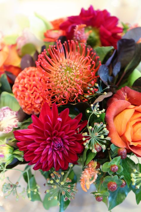 Floral Tattoo Leg, Traditional Wedding Bouquet, Orange Wedding Centerpieces, Pin Cushion Protea, Wedding Bouquet Unique, Dahlia Centerpiece, Red Ranunculus, Pincushion Protea, Protea Wedding