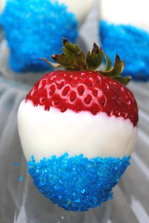 Patriotic Food, Decorações Com Comidas, 4th Of July Desserts, Fourth Of July Food, Strawberry Dip, Snacks Für Party, 4th Of July Party, July Party, Holiday Treats