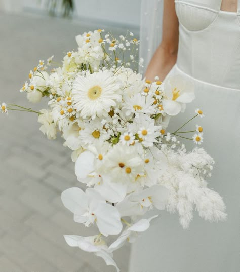 Daisy Bouquet Wedding, Daisy Wedding, Daisy Bouquet, All White Wedding, White Bridal Bouquet, Rooftop Wedding, White Bouquet, Wedding Flower Arrangements, Wedding Mood