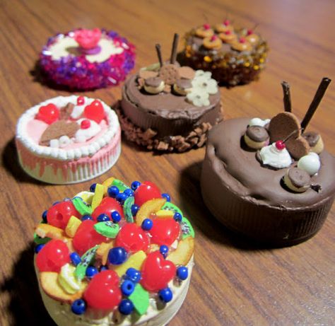 mini cakes made from tiny fake flowers, beads, glitter, paint translucent plastic pellets and foam shapes. Making Miniatures, Miniature Cakes, Cap Cake, Water Bottle Caps, Dolls House Shop, Clay Cane, Doll House Crafts, Foam Shapes, Miniature Cake