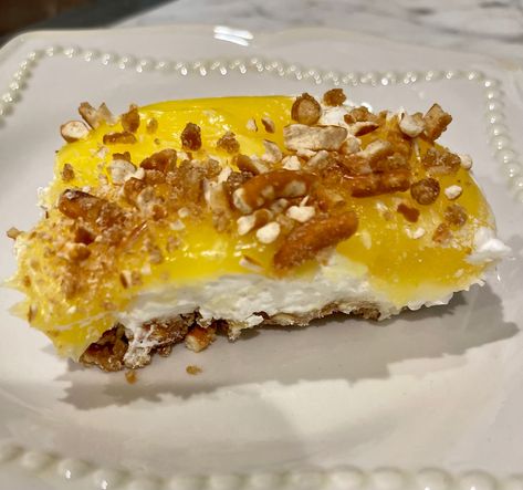 Pineapple Dump Cake, Pretzel Desserts, Dessert To Make, Lemon Pie Filling, Deserts Easy, Pretzel Salad, Salad Easy, Pretzels Recipe, Easy To Make Desserts