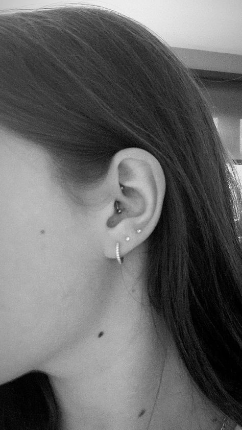 daith piercing, triple lobe piercings, piercing, piercings, earrings, ear piercings, earrings inspo. Triple Lobe, Triple Lobe Piercing, Lobe Piercings, Cool Piercings, Lobe Piercing, Daith Piercing, Piercings, Stud Earrings, Beauty