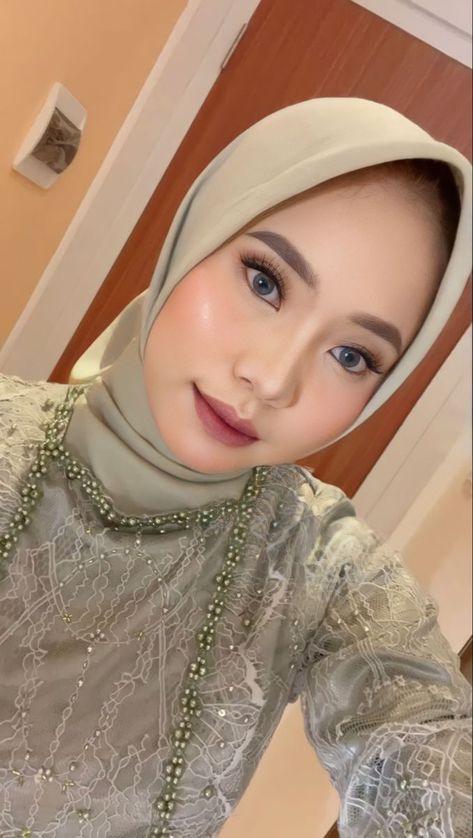 Make Up Natural Korea Hijab, Make Up Bold Hijab, Make Up Bridesmaid Hijab, Make Up Flawless Hijab, Make Up Perpisahan, Makeup Bridesmaid Hijab, Make Up Wisuda Korean Look, Hairdo For Graduation, Make Up Natural Hijab