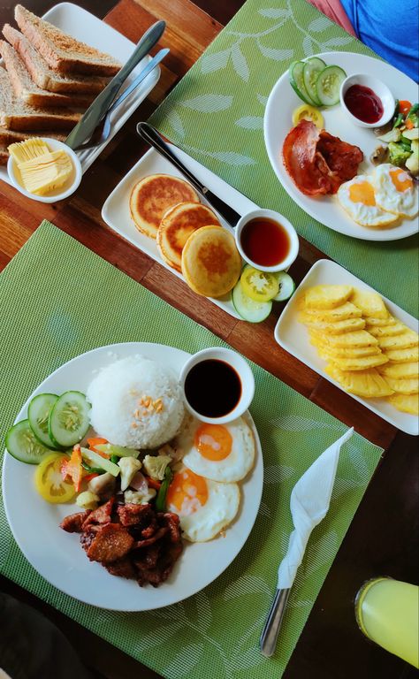 Rice with egg, pork, tomato, cucumber, and soy sauce. Pineapple, pancakes with butter, and bacon. Filipino Breakfast Buffet, Breakfast Lunch Ideas, Filipino Breakfast, Buffet Food, Breakfast Buffet, Lunch Ideas, Breakfast Lunch