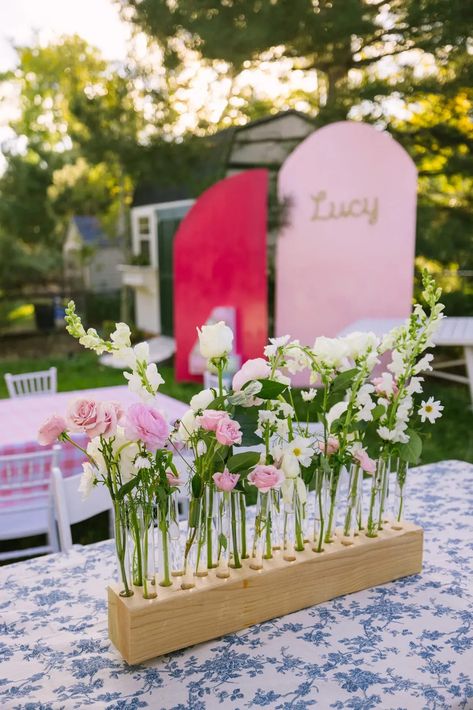 Test Tube Vase Centerpiece, Test Tube Floral Arrangement, Test Tube Wedding Centerpiece, Test Tube Wedding Decor, Flowers In Test Tubes, Test Tube Centerpiece, Test Tube Flower Centerpiece, Diy Bud Vases, Flower Bar Ideas