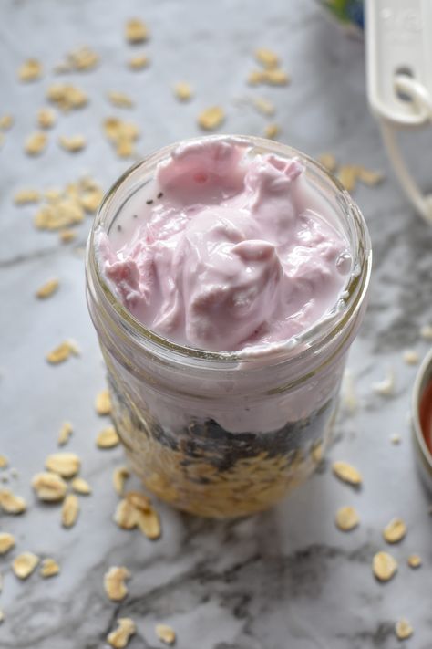 Overnight Oats with Yogurt and Berries - Powered By Mom Oat Cups With Yogurt, Over Night Oats With Greek Yogurt, Chobani Greek Yogurt Recipes, Oat Ideas, Greek Yogurt Overnight Oats, Yogurt Oatmeal Overnight, Overnight Oats Yogurt, Yogurt Overnight Oats, Oatmeal And Yogurt