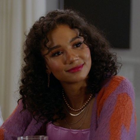 Greta Catchlove, Layla Keating, Greta Onieogou, Frog Aesthetic, American Hairstyles, Medium Curly Hair Styles, Beautiful Curly Hair, Women Writing, Beauty Goals